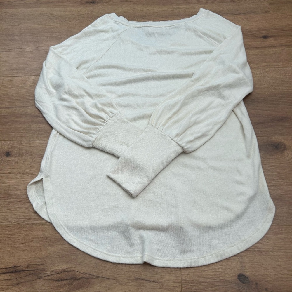 Knox Rose Cream Long Sleeve V-Neck Top - Picture 3 of 3